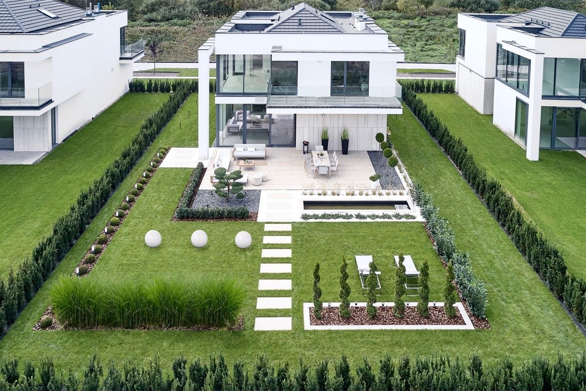 Hampton Residence Wilanów — rezydencja z ogrodem, widok z góry