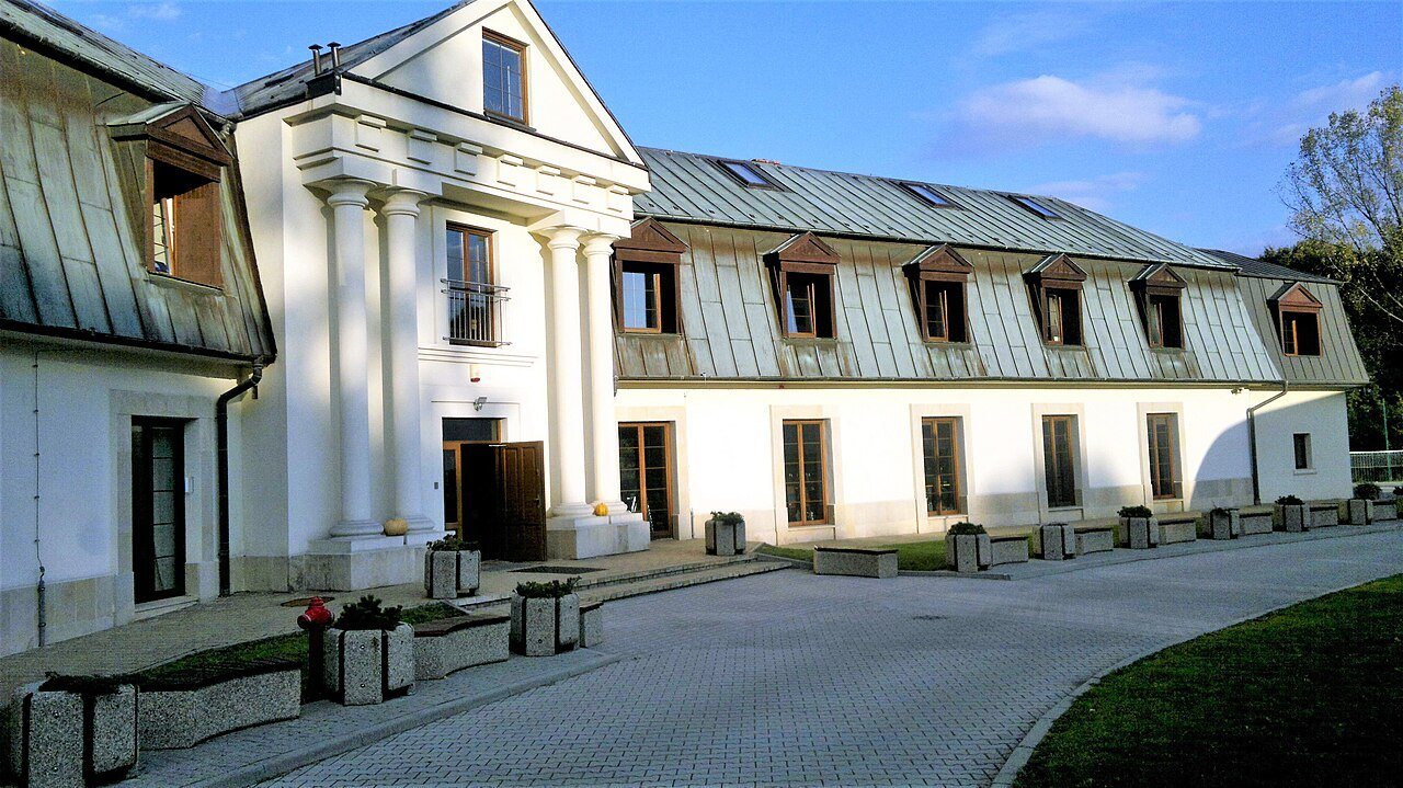 International School, Lusina